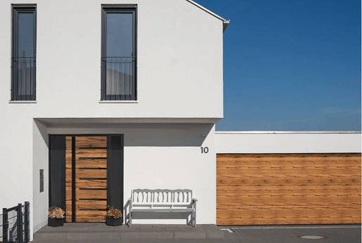 Garázskapu és bejárati ajtó – az otthon stílusának harmóniája